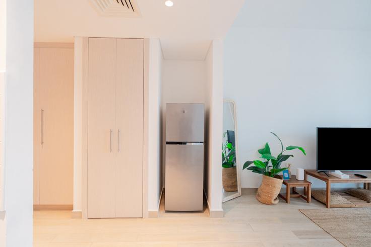 Salle de séjour élégante avec mobilier moderne dans un appartement à Building Tariaq Bedon Esm - voyage-vacation-home-rental-llc - 1355631 à Yas Island, Abu Dhabi