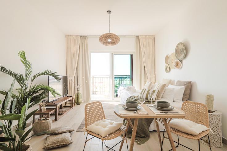 Abu Dhabi Yas IslandのBuilding Tariaq Bedon Esm - voyage-vacation-home-rental-llc - 1355631のアパートメントにある、モダンな家具を備えたエレガントなデザインのリビングルーム Abu Dhabi Yas IslandのBuilding Tariaq Bedon Esm - voyage-vacation-home-rental-llc - 1355631のアパートメントにある、モダンな家具を備えたエレガントなデザインのリビングルーム