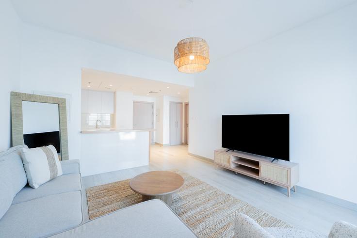 Abu Dhabi Yas IslandのBuilding Tariaq Bedon Esm - voyage-vacation-home-rental-llc - 1358354のアパートメントにある、モダンな家具を備えたエレガントなデザインのリビングルーム Abu Dhabi Yas IslandのBuilding Tariaq Bedon Esm - voyage-vacation-home-rental-llc - 1358354のアパートメントにある、モダンな家具を備えたエレガントなデザインのリビングルーム