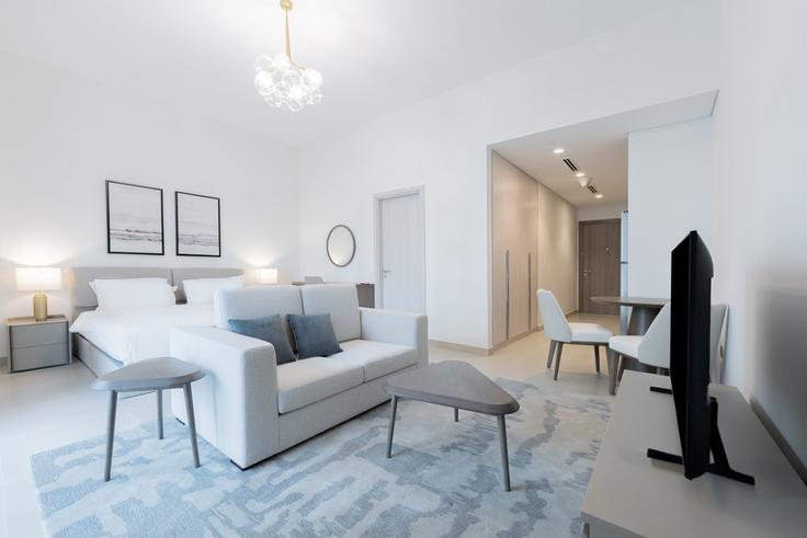 Sala de estar elegantemente projetada com móveis modernos em um apartamento no Building Yas Street - voyage-vacation-home-rental-llc - 1364179 em Yas Island, Abu Dhabi