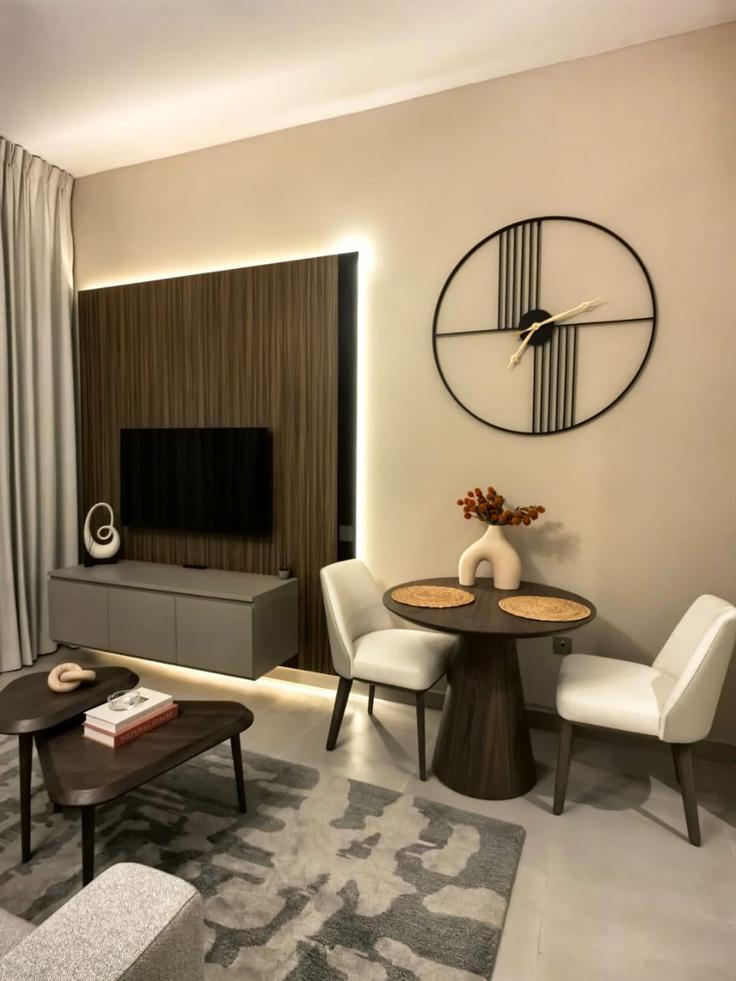 Elegant gestaltetes Wohnzimmer mit moderner Einrichtung in einer Wohnung im Building Yas Street - voyage-vacation-home-rental-llc - 1364181 in Yas Island, Abu Dhabi Elegant gestaltetes Wohnzimmer mit moderner Einrichtung in einer Wohnung im Building Yas Street - voyage-vacation-home-rental-llc - 1364181 in Yas Island, Abu Dhabi
