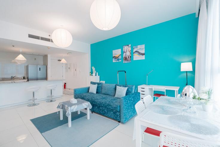 Elegant gestaltetes Wohnzimmer mit moderner Einrichtung in einer Wohnung im Building Ar Reem Street - voyage-vacation-home-rental-llc - 1366717 in Al Reem Island, Abu Dhabi