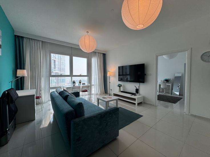 Salle de séjour élégante avec mobilier moderne dans un appartement à Building Ar Reem Street - voyage-vacation-home-rental-llc - 1366717 à Al Reem Island, Abu Dhabi Salle de séjour élégante avec mobilier moderne dans un appartement à Building Ar Reem Street - voyage-vacation-home-rental-llc - 1366717 à Al Reem Island, Abu Dhabi
