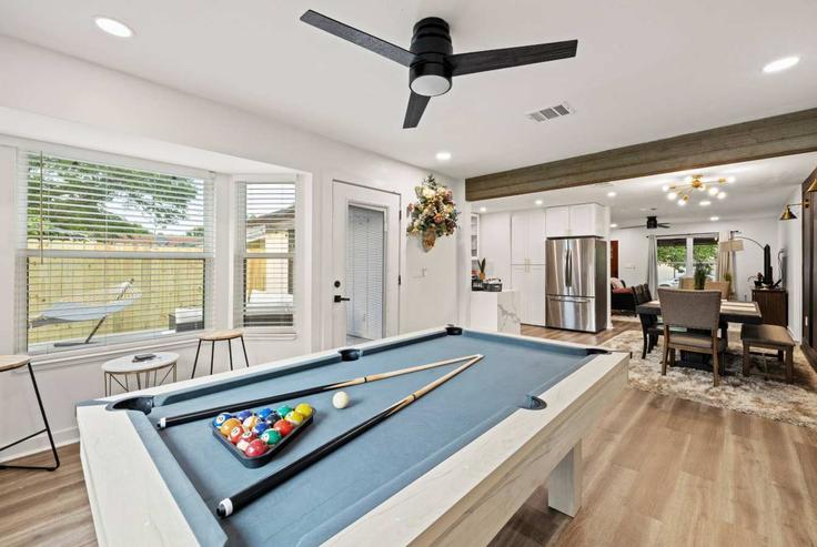Austin AustinのBuilding Cherrydale Drive - voyagerpropertymanagement - 1583337のアパートメントにある、モダンな家具を備えたエレガントなデザインのリビングルーム Austin AustinのBuilding Cherrydale Drive - voyagerpropertymanagement - 1583337のアパートメントにある、モダンな家具を備えたエレガントなデザインのリビングルーム