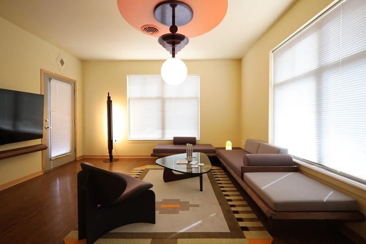Building East Main Street - voyageur-stays - 1623251 adresindeki bir dairede modern mobilyalarla zarif bir şekilde tasarlanmış oturma odası Madison, Madison Building East Main Street - voyageur-stays - 1623251 adresindeki bir dairede modern mobilyalarla zarif bir şekilde tasarlanmış oturma odası Madison, Madison
