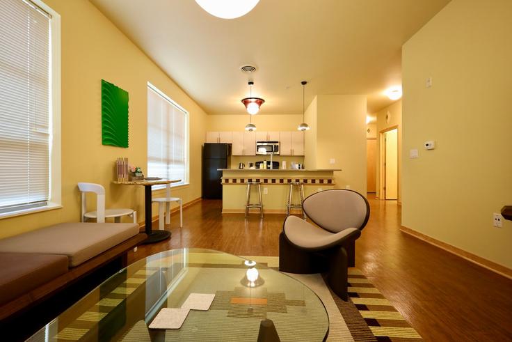 Building East Main Street - voyageur-stays - 1623236 adresindeki bir dairede modern mobilyalarla zarif bir şekilde tasarlanmış oturma odası Madison, Madison Building East Main Street - voyageur-stays - 1623236 adresindeki bir dairede modern mobilyalarla zarif bir şekilde tasarlanmış oturma odası Madison, Madison