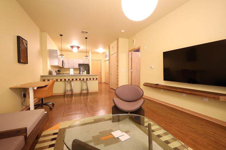 Building East Main Street - voyageur-stays - 1623262 adresindeki bir dairede modern mobilyalarla zarif bir şekilde tasarlanmış oturma odası Madison, Madison Building East Main Street - voyageur-stays - 1623262 adresindeki bir dairede modern mobilyalarla zarif bir şekilde tasarlanmış oturma odası Madison, Madison