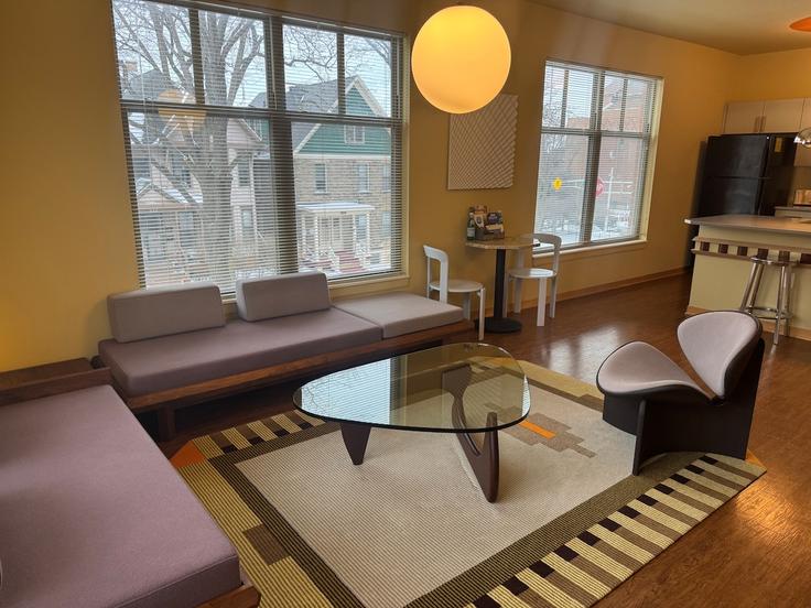 Building East Main Street - voyageur-stays - 1623263 adresindeki bir dairede modern mobilyalarla zarif bir şekilde tasarlanmış oturma odası Madison, Madison Building East Main Street - voyageur-stays - 1623263 adresindeki bir dairede modern mobilyalarla zarif bir şekilde tasarlanmış oturma odası Madison, Madison