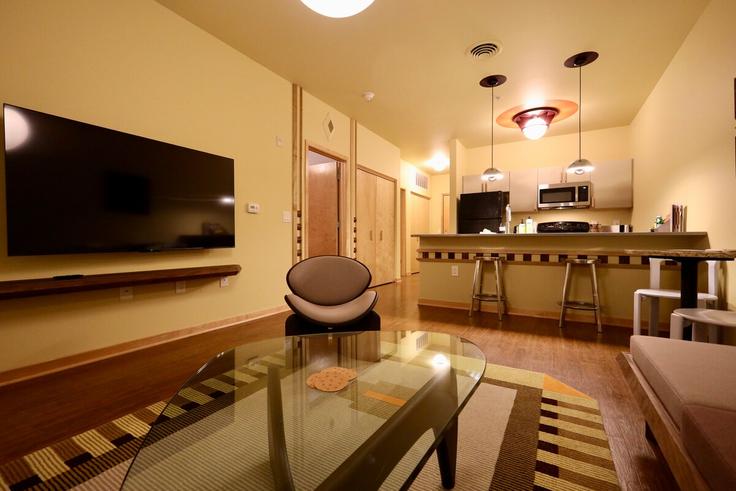 Building East Main Street - voyageur-stays - 1623253 adresindeki bir dairede modern mobilyalarla zarif bir şekilde tasarlanmış oturma odası Madison, Madison Building East Main Street - voyageur-stays - 1623253 adresindeki bir dairede modern mobilyalarla zarif bir şekilde tasarlanmış oturma odası Madison, Madison