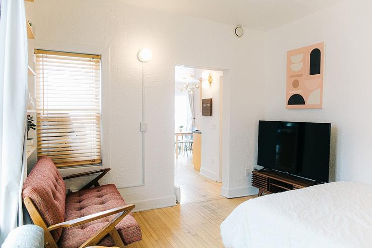 Building Jenifer Street - voyageur-stays - 1623238 adresindeki bir dairede modern mobilyalarla zarif bir şekilde tasarlanmış oturma odası Madison, Madison Building Jenifer Street - voyageur-stays - 1623238 adresindeki bir dairede modern mobilyalarla zarif bir şekilde tasarlanmış oturma odası Madison, Madison