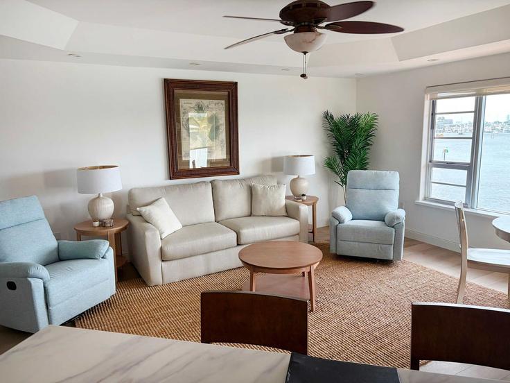 Fort Lauderdale Fort LauderdaleのBuilding Bayshore Drive - walker-vacation-rentals - 1541803のアパートメントにある、モダンな家具を備えたエレガントなデザインのリビングルーム Fort Lauderdale Fort LauderdaleのBuilding Bayshore Drive - walker-vacation-rentals - 1541803のアパートメントにある、モダンな家具を備えたエレガントなデザインのリビングルーム