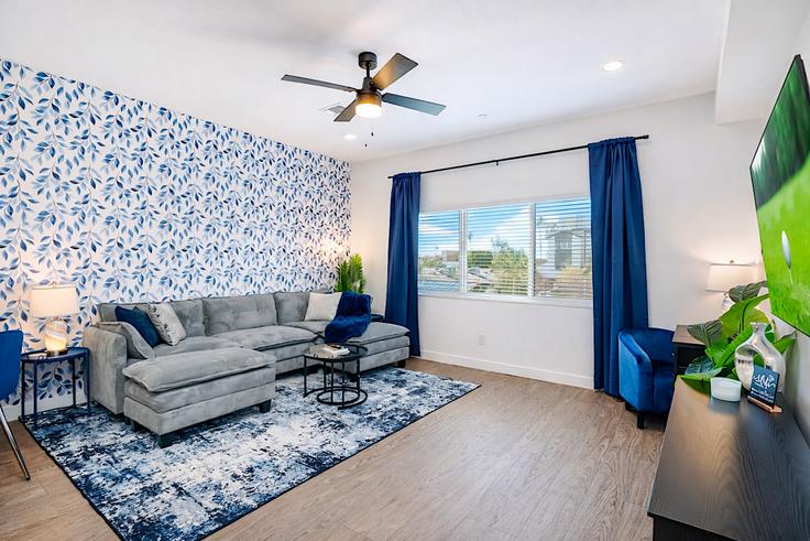 Salle de séjour élégante avec mobilier moderne dans un appartement à Building East Earll Drive - wanderluxe-property-group - 1648972 à Phoenix, Phoenix