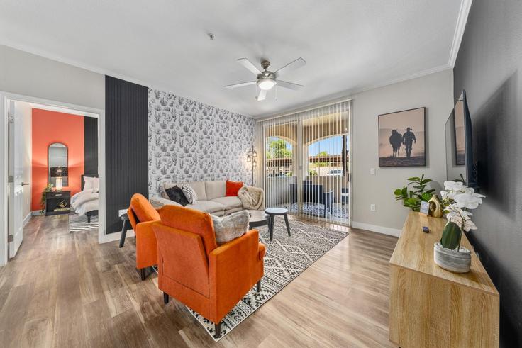 Salle de séjour élégante avec mobilier moderne dans un appartement à Building North Thompson Peak Parkway - wanderluxe-property-group - 1648973 à Scottsdale, Scottsdale Salle de séjour élégante avec mobilier moderne dans un appartement à Building North Thompson Peak Parkway - wanderluxe-property-group - 1648973 à Scottsdale, Scottsdale
