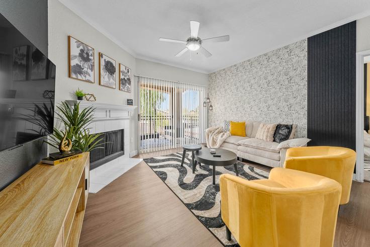 Salle de séjour élégante avec mobilier moderne dans un appartement à Building North Thompson Peak Parkway - wanderluxe-property-group - 1648971 à Scottsdale, Scottsdale Salle de séjour élégante avec mobilier moderne dans un appartement à Building North Thompson Peak Parkway - wanderluxe-property-group - 1648971 à Scottsdale, Scottsdale