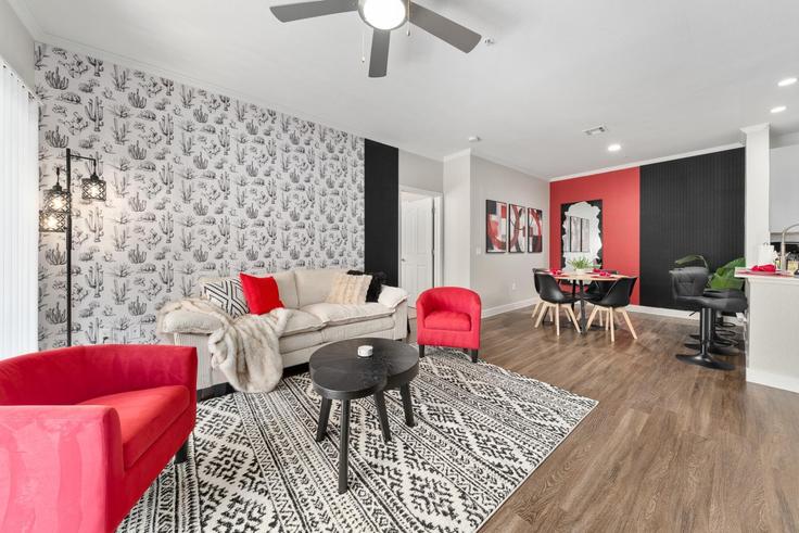 Salle de séjour élégante avec mobilier moderne dans un appartement à Building North Thompson Peak Parkway - wanderluxe-property-group - 1648975 à Scottsdale, Scottsdale Salle de séjour élégante avec mobilier moderne dans un appartement à Building North Thompson Peak Parkway - wanderluxe-property-group - 1648975 à Scottsdale, Scottsdale