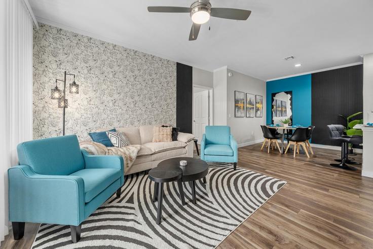 Salle de séjour élégante avec mobilier moderne dans un appartement à Building North Thompson Peak Parkway - wanderluxe-property-group - 1648969 à Scottsdale, Scottsdale Salle de séjour élégante avec mobilier moderne dans un appartement à Building North Thompson Peak Parkway - wanderluxe-property-group - 1648969 à Scottsdale, Scottsdale
