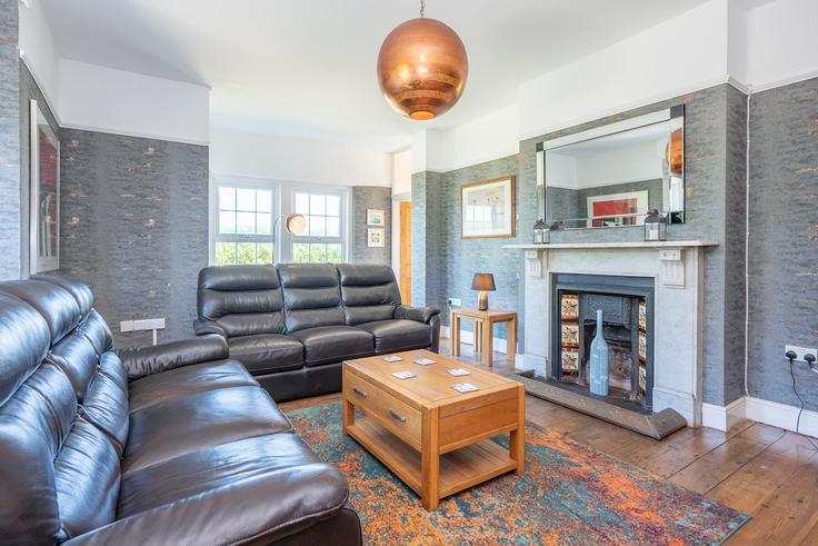 Elegant gestaltetes Wohnzimmer mit moderner Einrichtung in einer Wohnung im Building Sea View Road - wandw-property-management-ltd - 1638640 in North Norfolk District, Norwich
