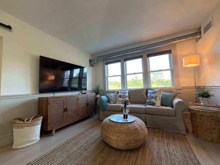 Building Old Point Road - warm-welcome - 1637001 adresindeki bir dairede modern mobilyalarla zarif bir şekilde tasarlanmış oturma odası Newburyport, Newburyport