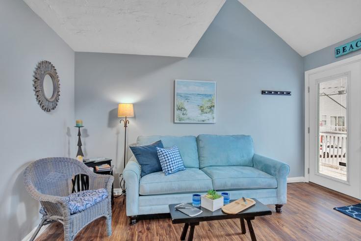 Hampton, Hampton에 위치한 Building Island Path - warm-welcome - 1639464 유닛의 세련된 인테리어가 돋보이는 거실 Hampton, Hampton에 위치한 Building Island Path - warm-welcome - 1639464 유닛의 세련된 인테리어가 돋보이는 거실