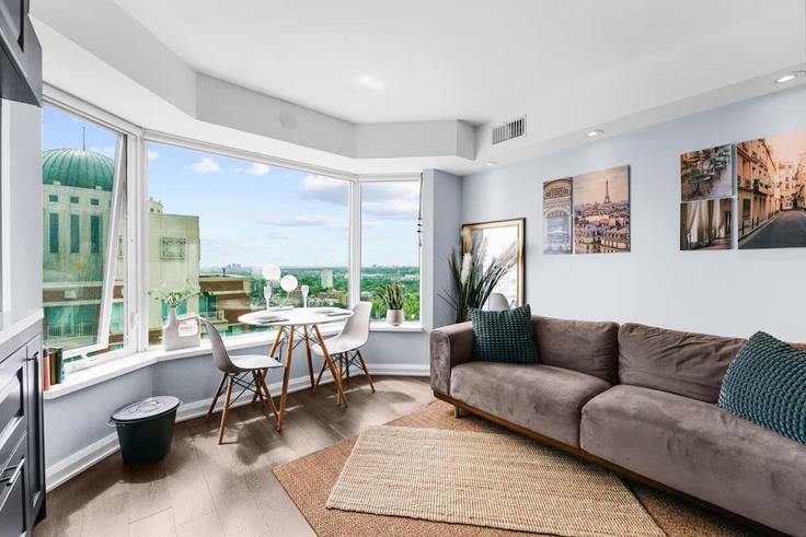 Salle de séjour élégante avec mobilier moderne dans un appartement à Building Yorkville Avenue - wasan-bishit - 1316392 à Old Toronto, Toronto Salle de séjour élégante avec mobilier moderne dans un appartement à Building Yorkville Avenue - wasan-bishit - 1316392 à Old Toronto, Toronto