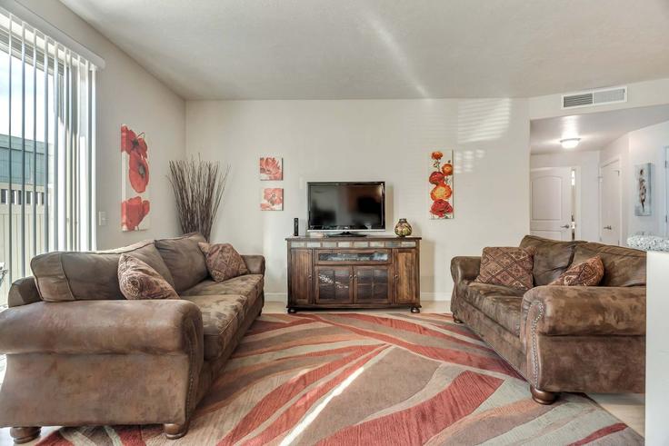 Salt Lake City Salt Lake CityのBuilding West South Temple Street - wasatch-vacation-homes - 1389262のアパートメントにある、モダンな家具を備えたエレガントなデザインのリビングルーム