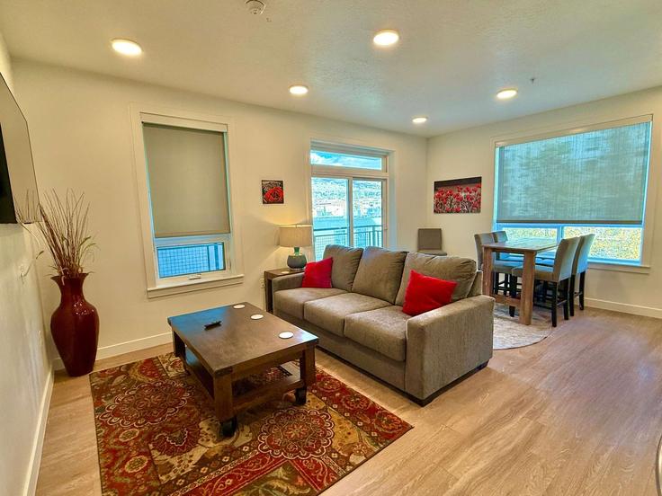 Salle de séjour élégante avec mobilier moderne dans un appartement à Building South 400 East - wasatch-vacation-homes - 1389257 à Salt Lake City, Salt Lake City