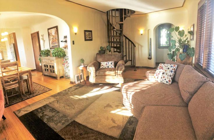 Salt Lake City Salt Lake CityのBuilding U Street - wasatch-vacation-homes - 1389261のアパートメントにある、モダンな家具を備えたエレガントなデザインのリビングルーム