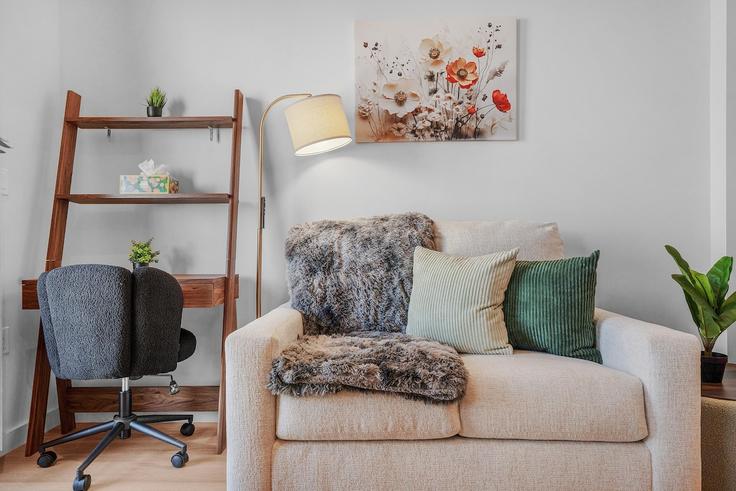 Elegant gestaltetes Wohnzimmer mit moderner Einrichtung in einer Wohnung im Building West Street - waypost-hospitality-llc - 1587188 in Brooklyn, New York Elegant gestaltetes Wohnzimmer mit moderner Einrichtung in einer Wohnung im Building West Street - waypost-hospitality-llc - 1587188 in Brooklyn, New York