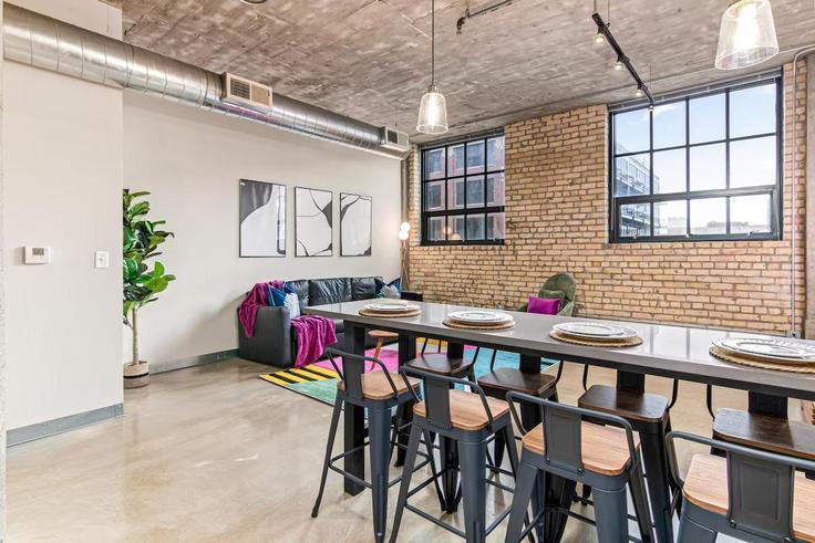 Elegant gestaltetes Wohnzimmer mit moderner Einrichtung in einer Wohnung im Building North Washington Avenue - wb-property-ventures - 1468093 in Minneapolis, Minneapolis