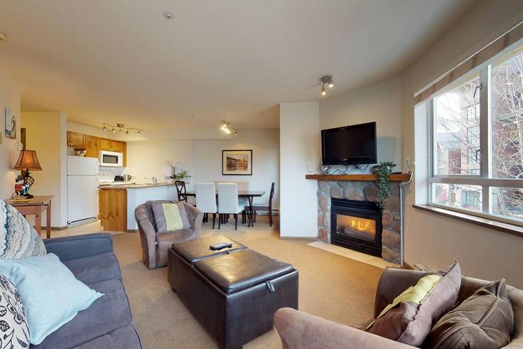 Elegant gestaltetes Wohnzimmer mit moderner Einrichtung in einer Wohnung im Building Main Street - wb-vacation-rentals - 1645770 in Whistler, Whistler Elegant gestaltetes Wohnzimmer mit moderner Einrichtung in einer Wohnung im Building Main Street - wb-vacation-rentals - 1645770 in Whistler, Whistler