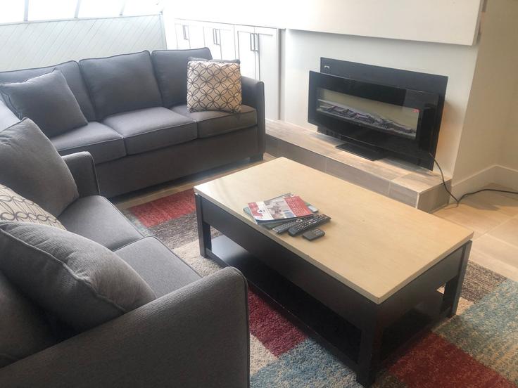 Elegant gestaltetes Wohnzimmer mit moderner Einrichtung in einer Wohnung im Building Sunshine Place - wb-vacation-rentals - 1645775 in Whistler, Whistler Elegant gestaltetes Wohnzimmer mit moderner Einrichtung in einer Wohnung im Building Sunshine Place - wb-vacation-rentals - 1645775 in Whistler, Whistler