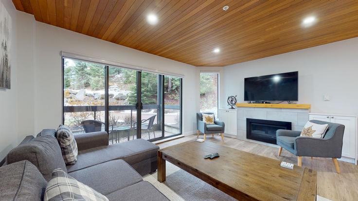 Elegant gestaltetes Wohnzimmer mit moderner Einrichtung in einer Wohnung im Building Blueberry Drive - wb-vacation-rentals - 1645779 in Whistler, Whistler Elegant gestaltetes Wohnzimmer mit moderner Einrichtung in einer Wohnung im Building Blueberry Drive - wb-vacation-rentals - 1645779 in Whistler, Whistler