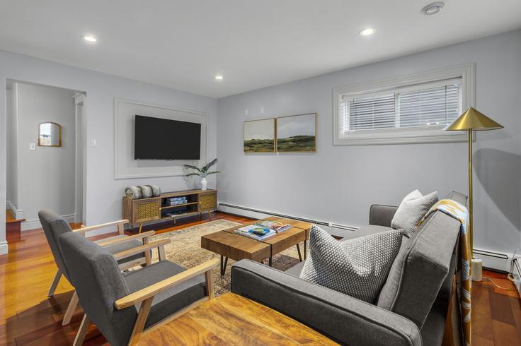 Salle de séjour élégante avec mobilier moderne dans un appartement à Building Forest Road - we-host-inc - 1438809 à St. John's, St. John's Salle de séjour élégante avec mobilier moderne dans un appartement à Building Forest Road - we-host-inc - 1438809 à St. John's, St. John's