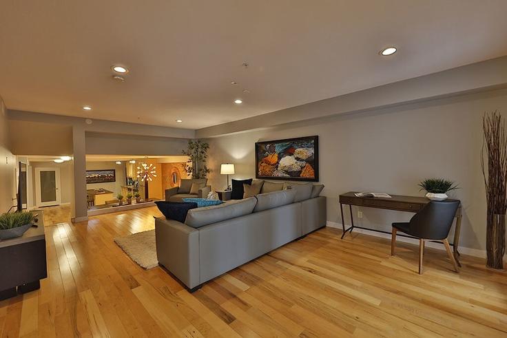 Elegante sala de estar con mobiliario moderno en un apartamento en Building 103 Street Northwest - we-host-inc - 1438817 en Edmonton, Edmonton Elegante sala de estar con mobiliario moderno en un apartamento en Building 103 Street Northwest - we-host-inc - 1438817 en Edmonton, Edmonton