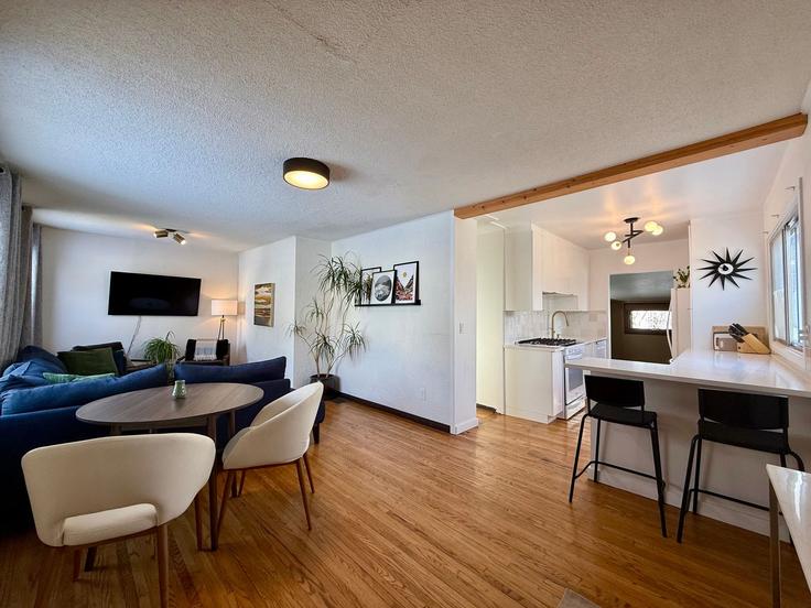 Elegante sala de estar con mobiliario moderno en un apartamento en Building 78 Avenue Northwest - we-host-inc - 1438841 en Mill Woods, Edmonton Elegante sala de estar con mobiliario moderno en un apartamento en Building 78 Avenue Northwest - we-host-inc - 1438841 en Mill Woods, Edmonton