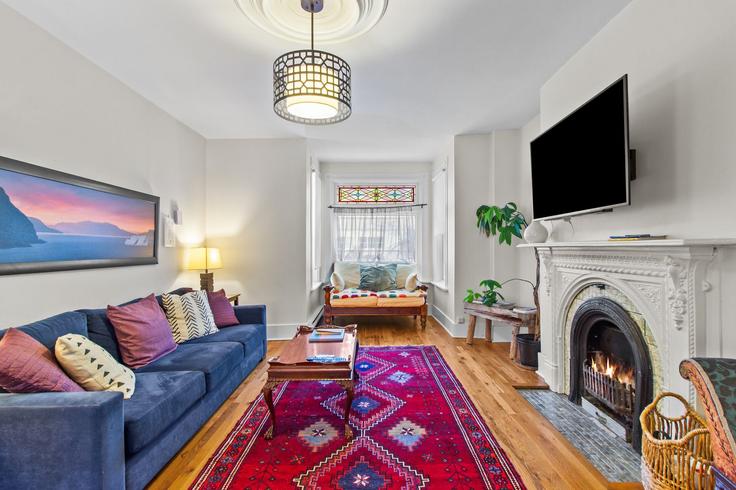 Elegante sala de estar con mobiliario moderno en un apartamento en Building Patrick Street - we-host-inc - 1438849 en St. John's, St. John's