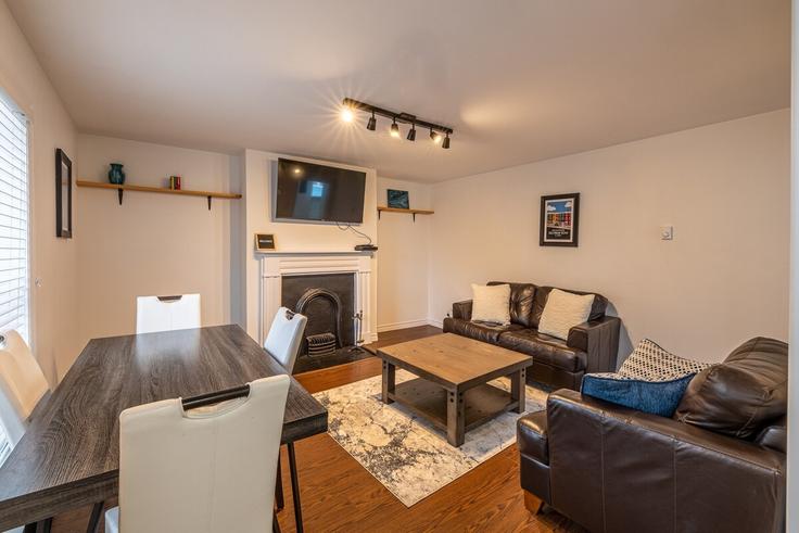 Elegante sala de estar con mobiliario moderno en un apartamento en Building Military Road - we-host-inc - 1438851 en St. John's, St. John's