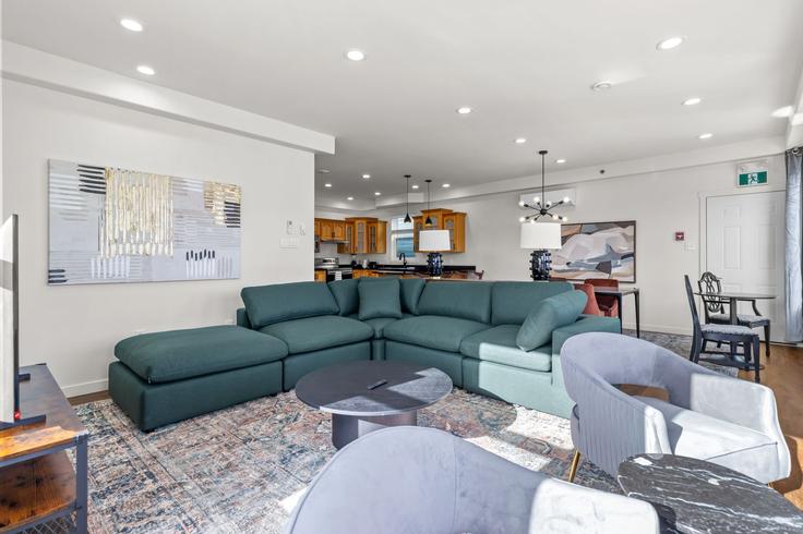 Salle de séjour élégante avec mobilier moderne dans un appartement à Building Duckworth Street - we-host-inc - 1438806 à St. John's, St. John's Salle de séjour élégante avec mobilier moderne dans un appartement à Building Duckworth Street - we-host-inc - 1438806 à St. John's, St. John's