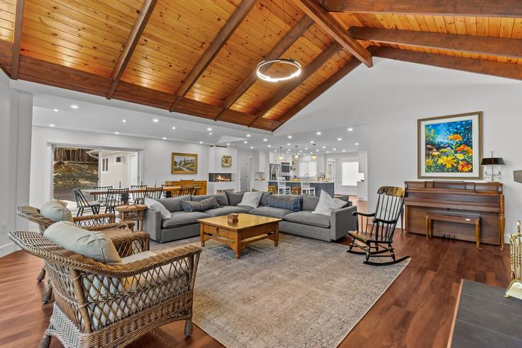 Building Bauline Line Extension - we-host-inc - 1438816 adresindeki bir dairede modern mobilyalarla zarif bir şekilde tasarlanmış oturma odası Portugal Cove-St. Philip's, Portugal Cove-St. Philip's