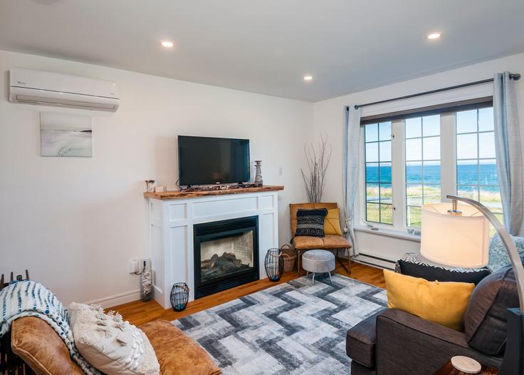 Building Kennedys Road - we-host-inc - 1438835 adresindeki bir dairede modern mobilyalarla zarif bir şekilde tasarlanmış oturma odası Conception Bay South, Conception Bay South