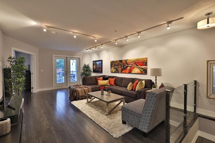 Elegante sala de estar con mobiliario moderno en un apartamento en Building 103 Street Northwest - we-host-inc - 1438803 en Edmonton, Edmonton Elegante sala de estar con mobiliario moderno en un apartamento en Building 103 Street Northwest - we-host-inc - 1438803 en Edmonton, Edmonton