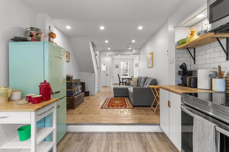 Salle de séjour élégante avec mobilier moderne dans un appartement à Building Bannerman Street - we-host-inc - 1438832 à St. John's, St. John's