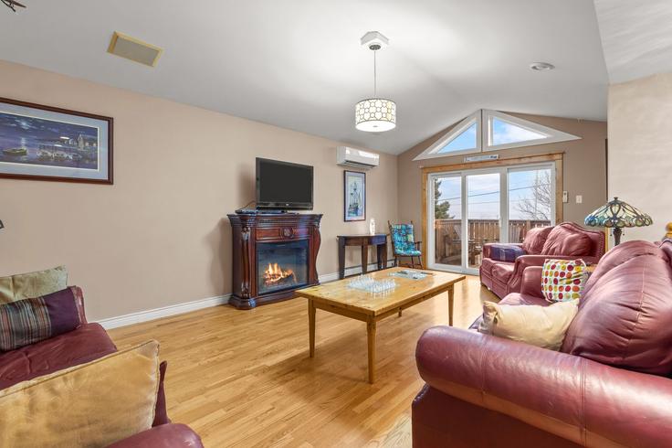 Building Stanleys Road - we-host-inc - 1438801 adresindeki bir dairede modern mobilyalarla zarif bir şekilde tasarlanmış oturma odası Conception Bay South, Conception Bay South