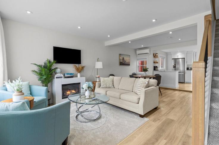 Salle de séjour élégante avec mobilier moderne dans un appartement à Building Signal Hill Road - we-host-inc - 1438800 à St. John's, St. John's Salle de séjour élégante avec mobilier moderne dans un appartement à Building Signal Hill Road - we-host-inc - 1438800 à St. John's, St. John's