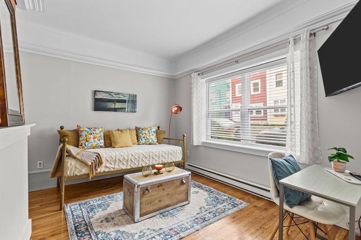 Sala de estar elegantemente projetada com móveis modernos em um apartamento no Building Bond Street - we-host-inc - 1438823 em St. John's, St. John's