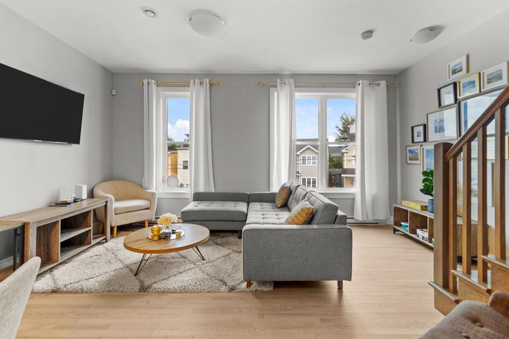 St. John's, St. John's에 위치한 Building Pennywell Road - we-host-inc - 1438831 유닛의 세련된 인테리어가 돋보이는 거실