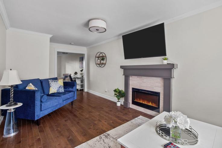 Salle de séjour élégante avec mobilier moderne dans un appartement à Building Victoria Street - we-host-inc - 1438826 à St. John's, St. John's