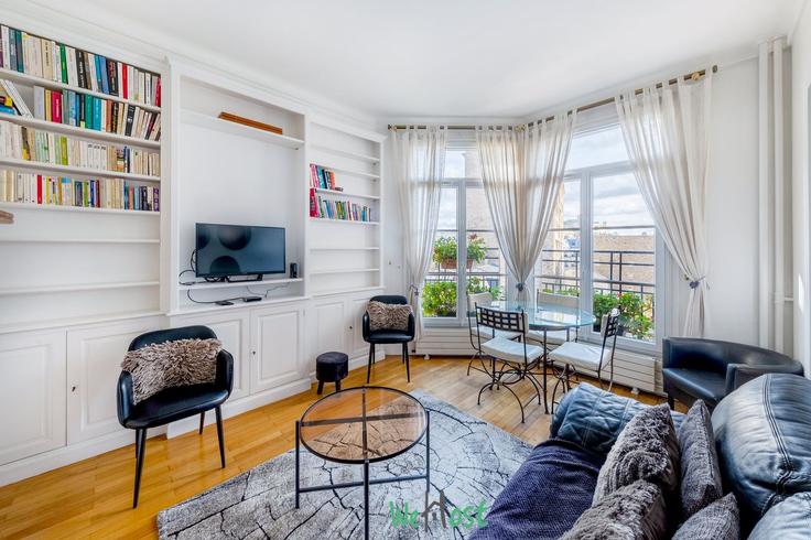 Building Avenue Paul Doumer - we-host - 1496029 adresindeki bir dairede modern mobilyalarla zarif bir şekilde tasarlanmış oturma odası 16th arrondissement, Paris Building Avenue Paul Doumer - we-host - 1496029 adresindeki bir dairede modern mobilyalarla zarif bir şekilde tasarlanmış oturma odası 16th arrondissement, Paris
