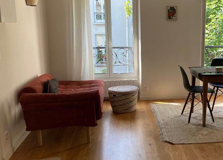 Elegante sala de estar con mobiliario moderno en un apartamento en Building Rue de Ménilmontant - we-host - 1496207 en 20th arrondissement of Paris, Paris Elegante sala de estar con mobiliario moderno en un apartamento en Building Rue de Ménilmontant - we-host - 1496207 en 20th arrondissement of Paris, Paris
