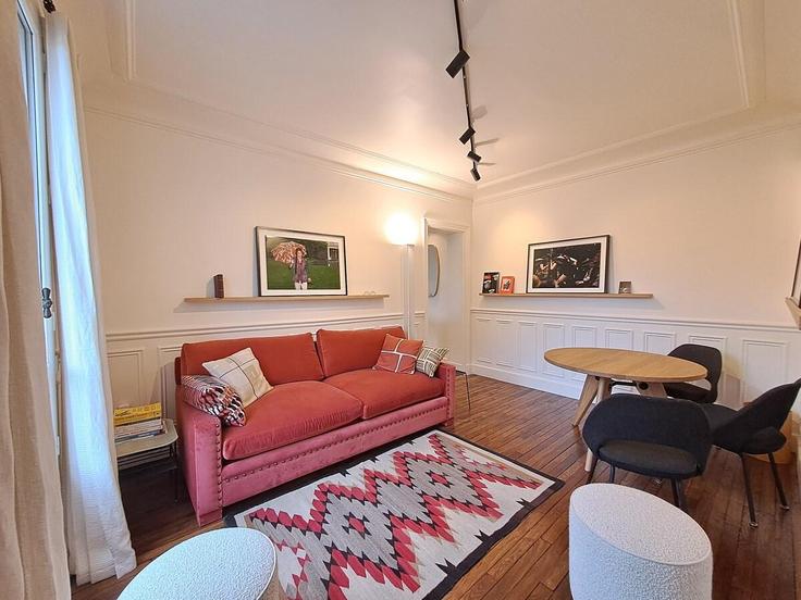 Elegante sala de estar con mobiliario moderno en un apartamento en Building Avenue Gambetta - we-host - 1496292 en 20th arrondissement of Paris, Paris Elegante sala de estar con mobiliario moderno en un apartamento en Building Avenue Gambetta - we-host - 1496292 en 20th arrondissement of Paris, Paris